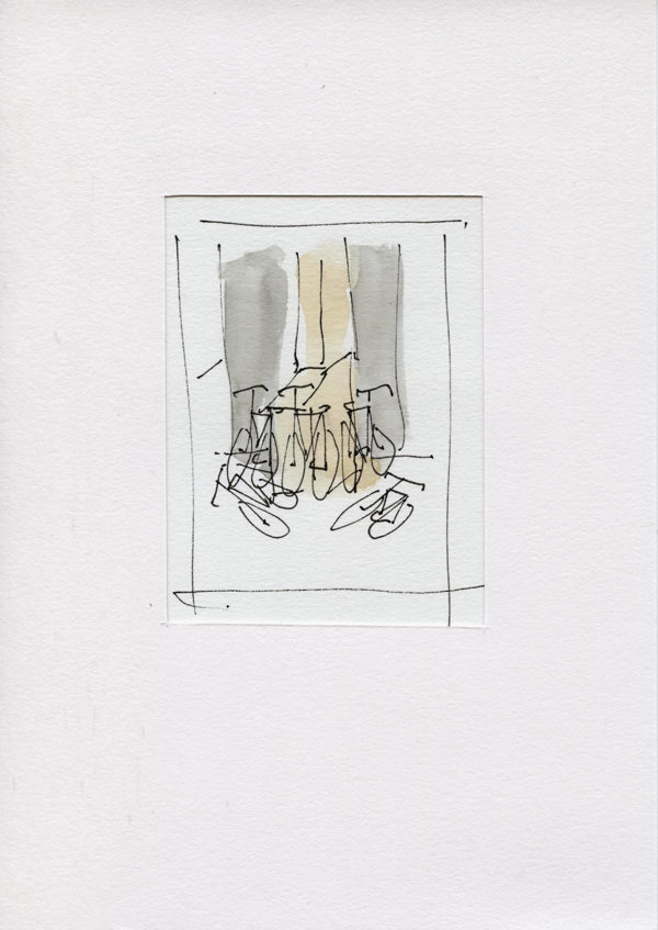 Fietsen tegen kerkmuur