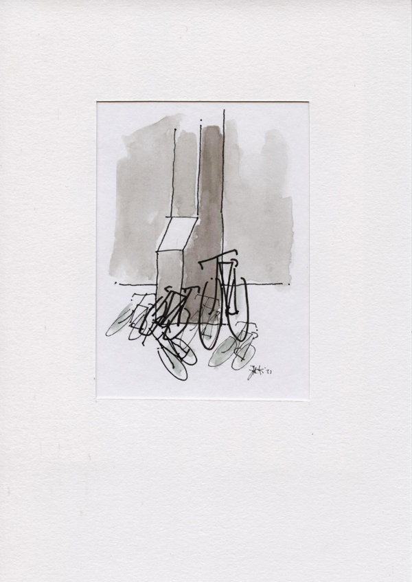 Fietsten tegen en voor de kerkmuur (Laurens Alkmaar)